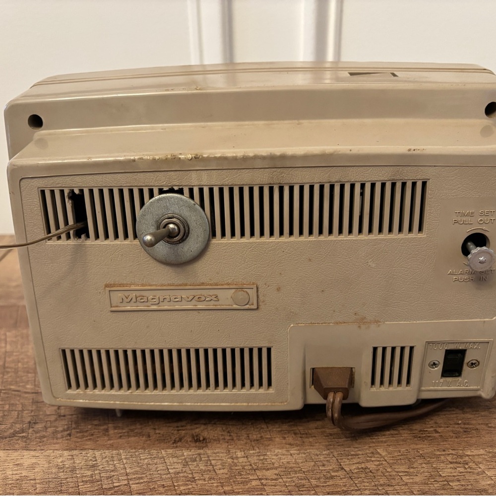 Vintage Magnavox AM Clock Radio Tube MARDI GRAS 1960s Beige For Parts or Repair - Picture 6 of 9